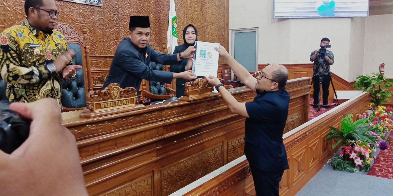 Anggota DPRD dari Fraksi Kebangkitan Indonesia Raya, dr Novel Tyty Paembonan mewakili fraksinya membacakan pandangannya dalam sidang yang di pimpin oleh Ketua DPRD H Joni