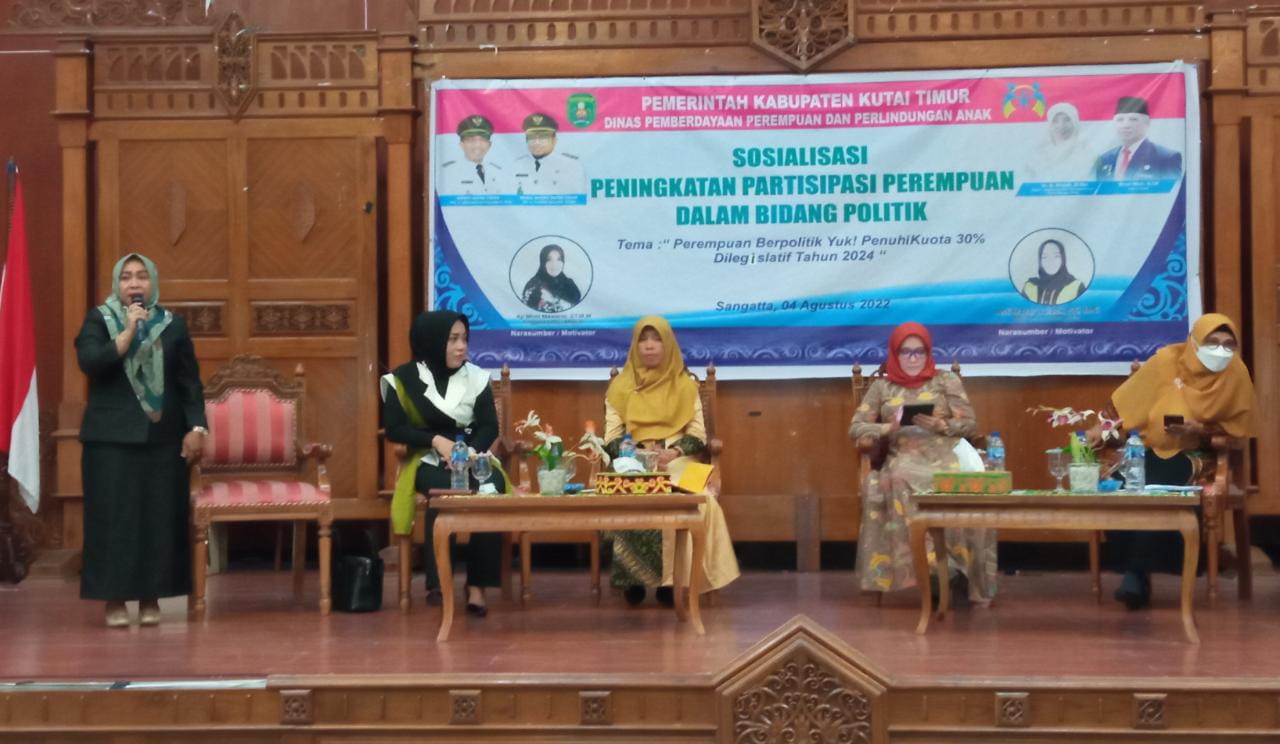 Anggota DPRD Hj Fitriyani kepada para peserta Sosialisai peningkatan partisipasi perempuan bidang politik yang di gagas oleh Dinas Dinas Pemberdayaan Perempuan dan Perlindungan Anak (DP3A) Kutim.