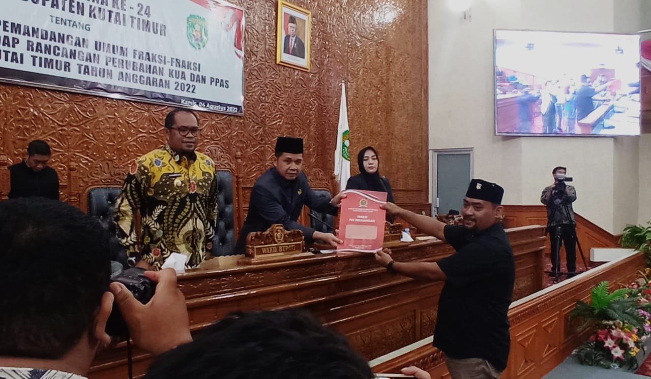 Anggota DPRD Faisal Rahman, mewakili Fraksinya saat membacakan Pemandangan Umum Fraksi PDI Perjuangan terhadap Nota Pengantar tentang Kebijakan Umum Perubahan Anggaran (KUPA) dan Prioritas Plafon Anggaran Sementara Perubahan (PPAS-P) tahun Anggaran 2022