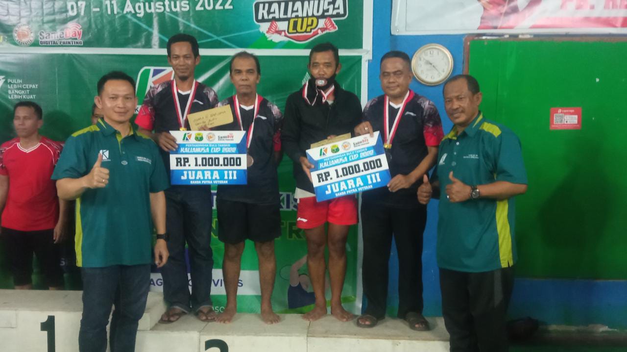Wakil Ketua 2 DPRD Kutim H Arfan menghadiri malam penutupan sekaligus final Kompetisi Badminton Ganda Veteran Putra Kalinusa Cup I tahun 2022