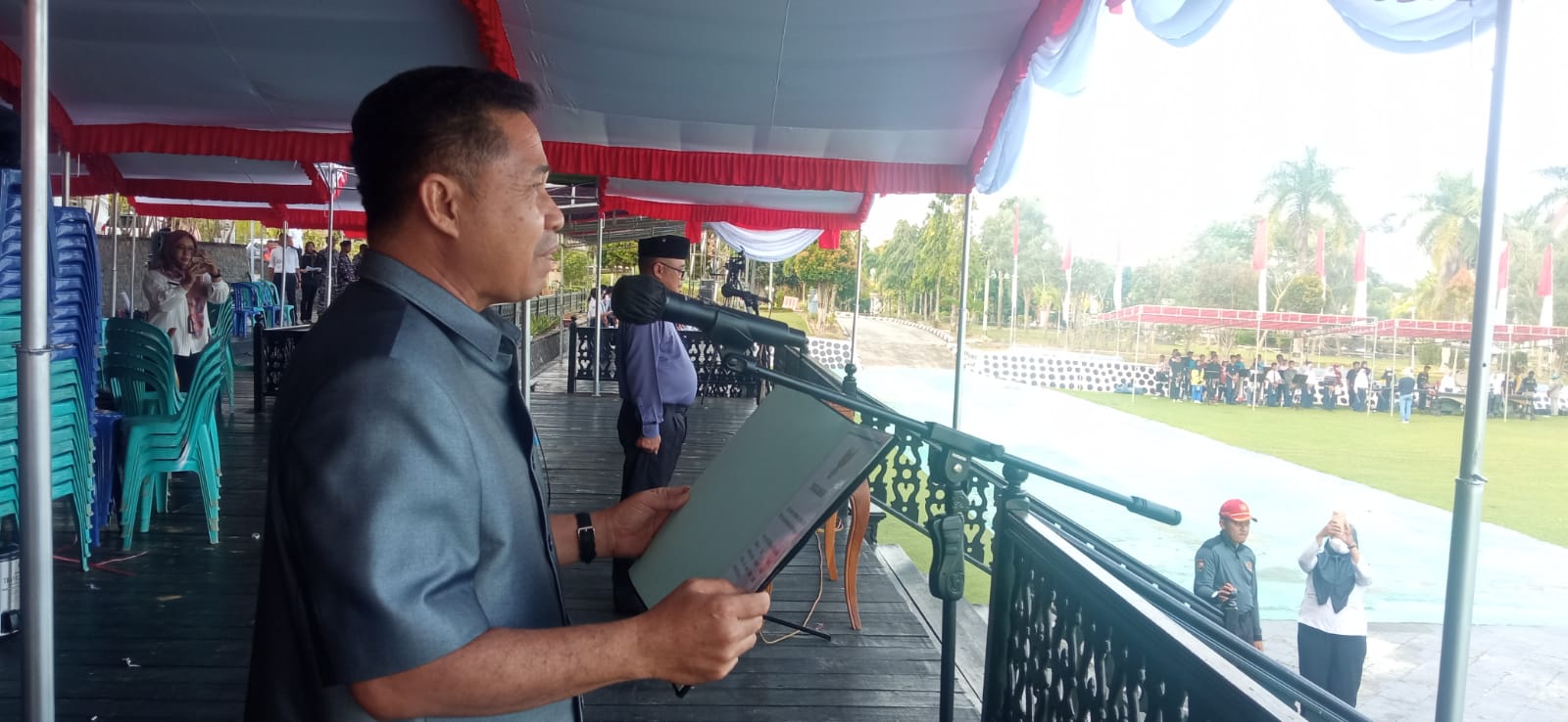 Politisi dari Partai Persatuan Pembangunan (PPP), H Joni mengikuti setiap arahan yang disampaikan oleh panitia pelaksana Upacara HUT RI yang dijadwalkan akan membacakan teks Proklamasi