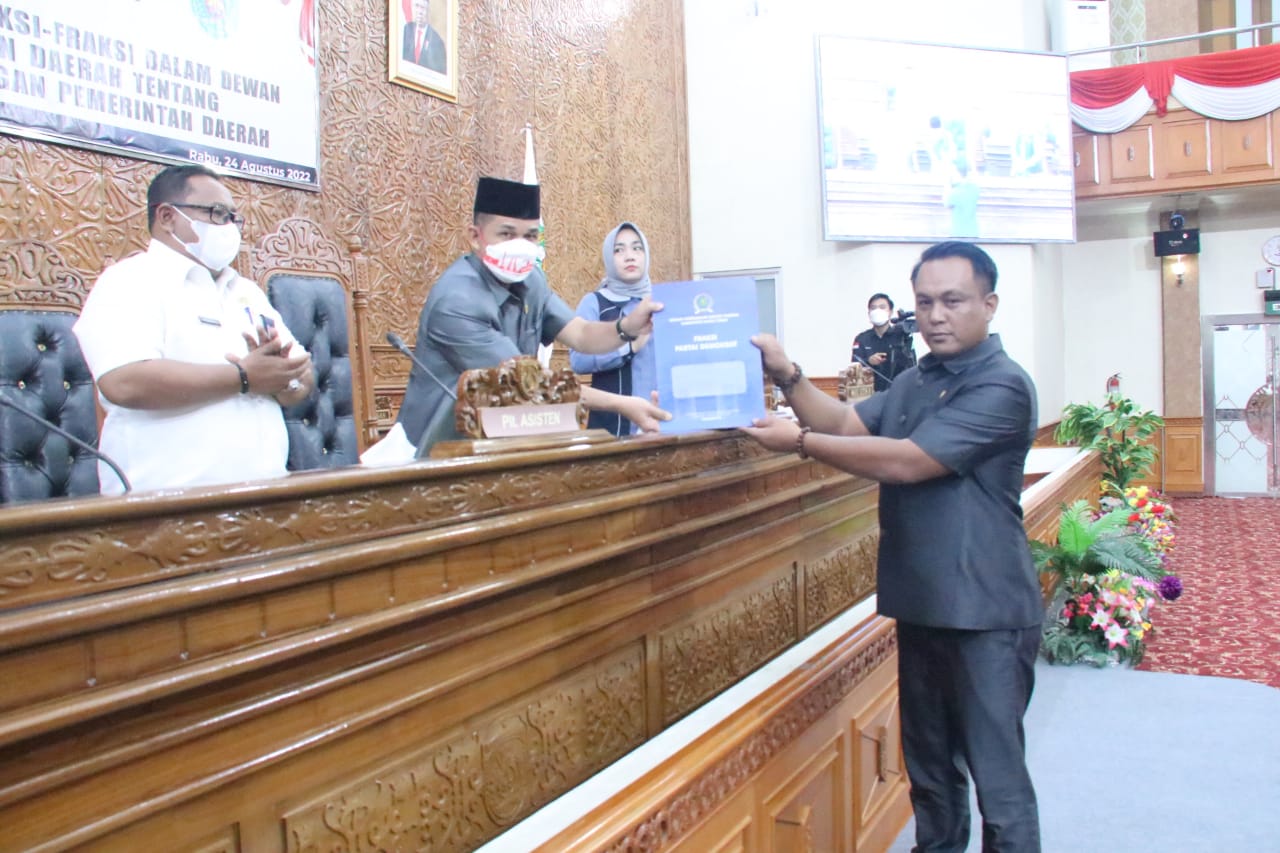 7 Fraksi DPRD Kabupaten Kutim sampaikan pemandangan umum tentang Rancanangan Peraturan Daerah Mengenai Pedoman Tata Kearsipan di lingkungan pemerintah daerah, dalam Rapat Paripurna ke 31 yang di gelar di Ruang Sidang Utama Gedung DPRD