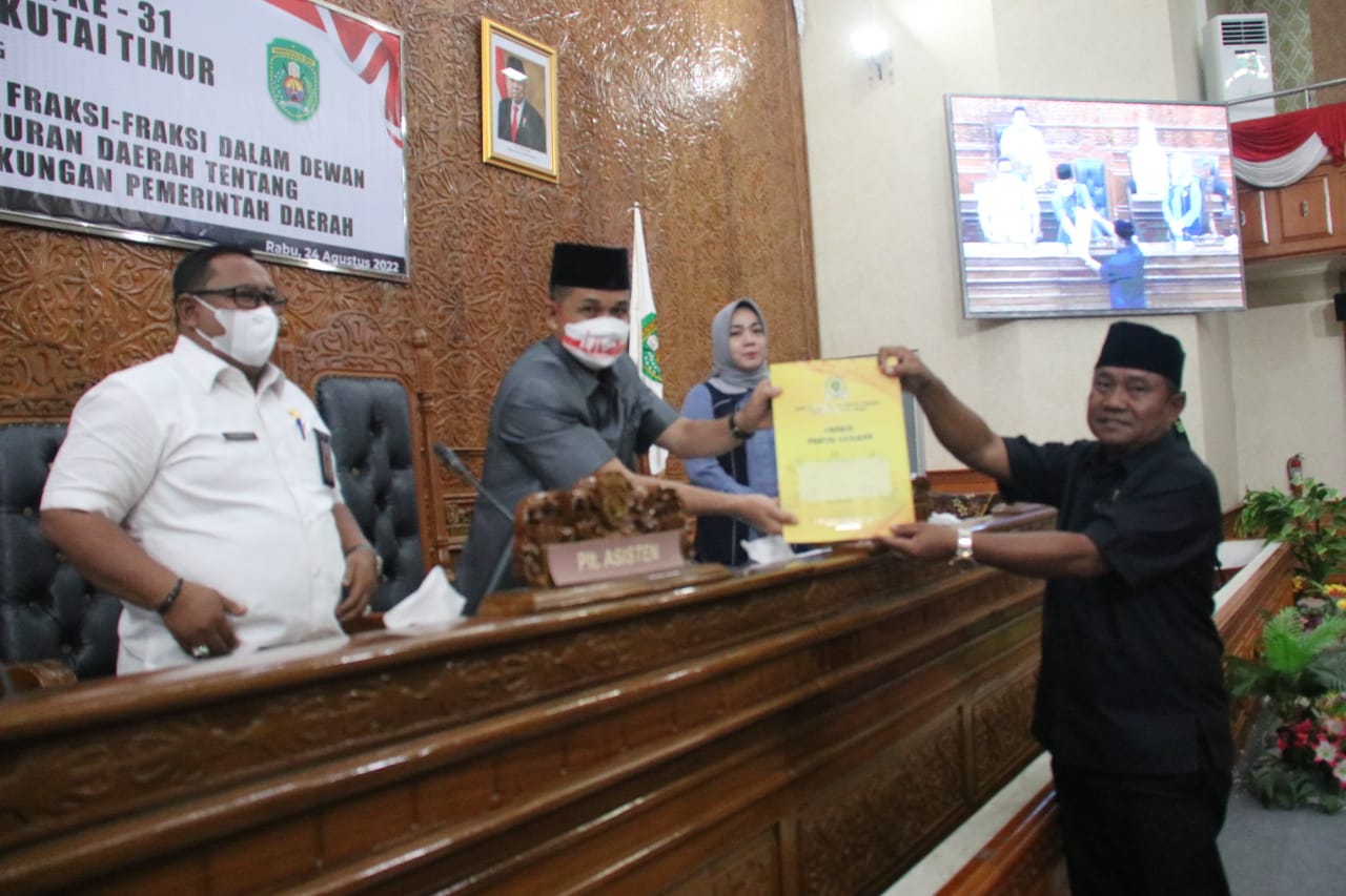 Anggota DPRD Kutim Adi Sutianto mewakili Fraksi Golkar dalam Rapat Paripurna ke 31 mengenai pandangan tentang Ranperda tentang Tata Kelola Kearsipan di Lingkungan Pemerintah Daerah Kabupaten Kutai Timur