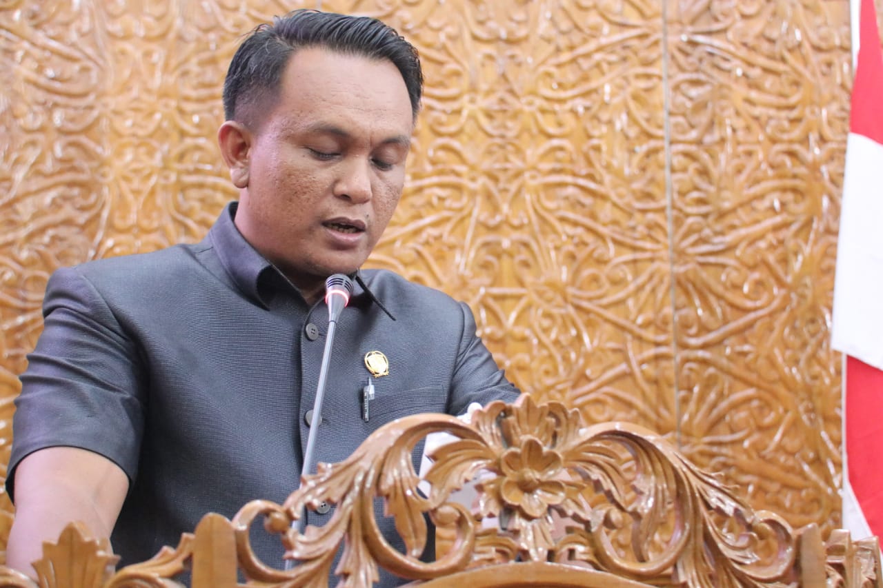Abdi Firdaus memacakan pandangan Fraksi Partai Demokrat dalam Rapat Paripurna ke 31 tentang Rancanangan Peraturan Daerah Mengenai Pedoman Tata Kearsipan di lingkungan pemerintah daerah