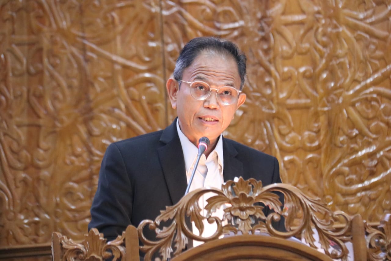 Yusuf T Silambi memacakan pandangan Fraksi terhadap Raperda Tata Kearsipan Di Lingkungan Pemerintah Daerah dalam Rapar Paripurna ke 31 yang di gelar di ruang Sidang Utama