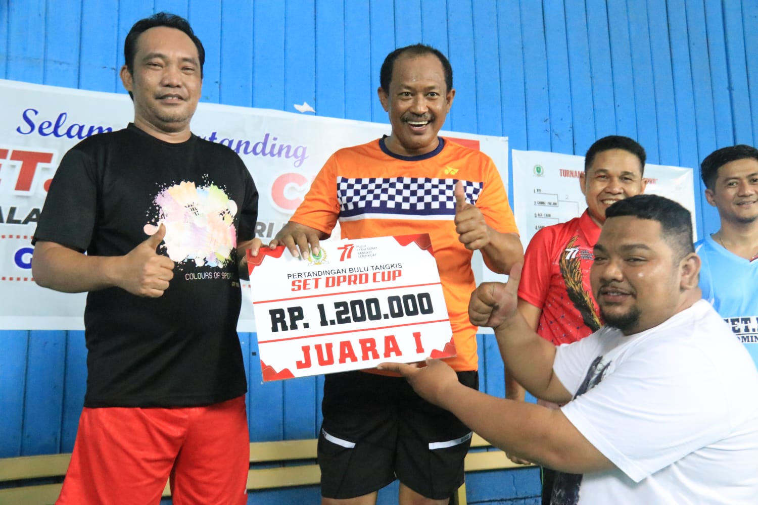 Wakil Ketua DPRD Kutim H Arfan keluar sebagai pemenang dalam lomba Bulu Tangkis yang di gagas oleh Sekertariat Dewan guna memeriahkan HUT RI ke 77