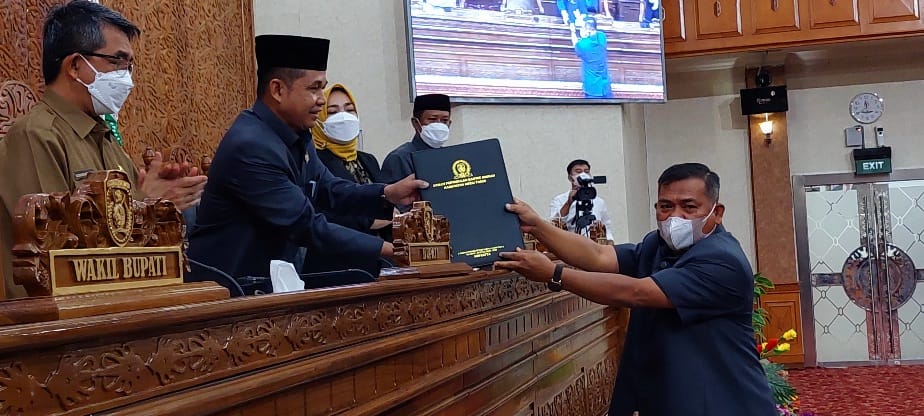 menyerahkan hasil kerja Anggota DPRD Kutim Basti Sangga Langi